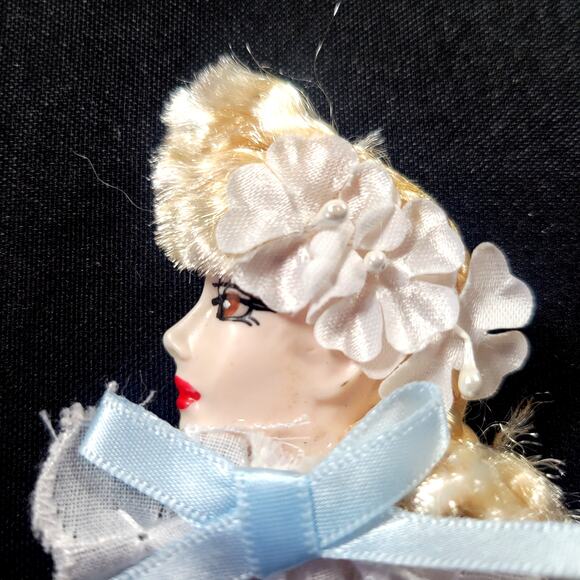 Glamour Lady Head Brooch Face With White Lace and Blue Ribbon 1980's Gift Box - Picture 2 of 7